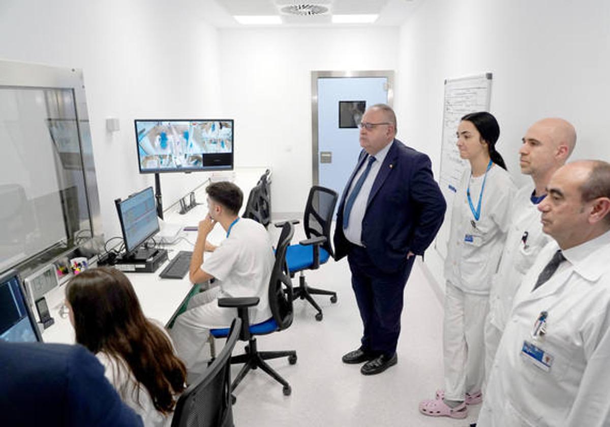 El consejero de Sanidad, Alejandro Vázquez Ramos, visita las obras y los nuevos equipos de alta tecnología diagnóstica y tratamiento oncológico PET-TAC y acelerador lineal del Hospital Clínico Universitario de Valladolid