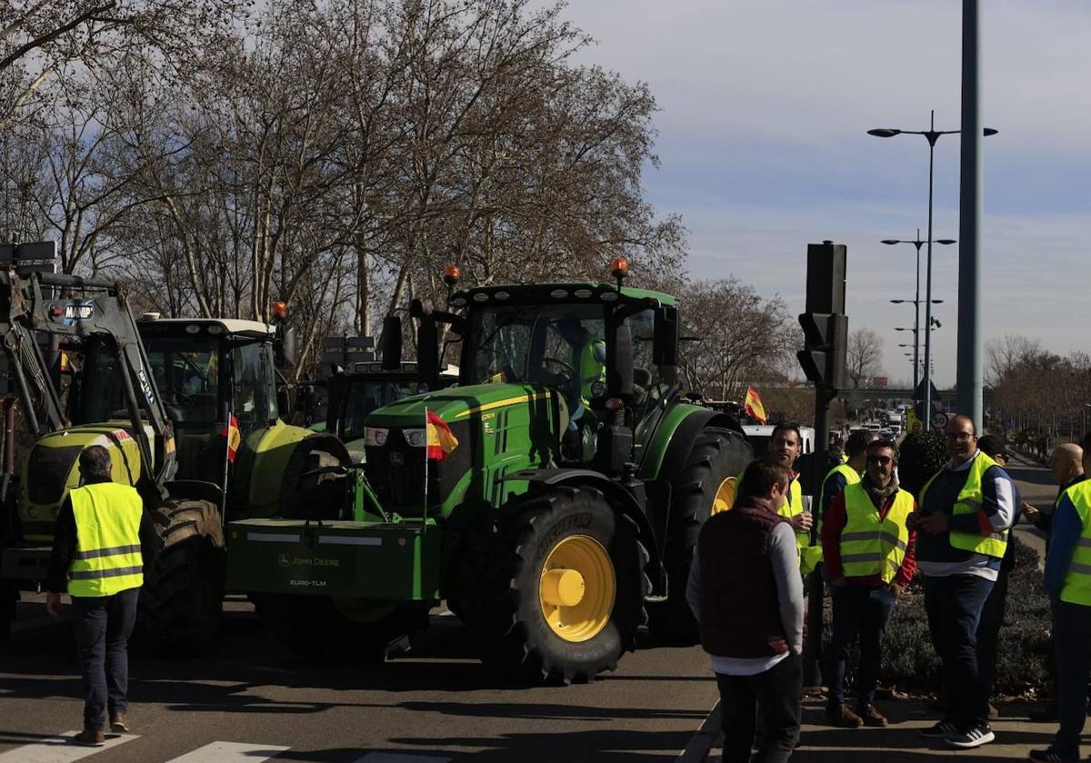 Tractores colapsan la entrada a la capital salmantina