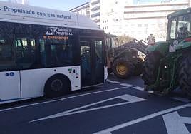 Un autobús bloquedado por los tractores.