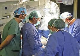 Una operación quirúrgica en una imagen de archivo.