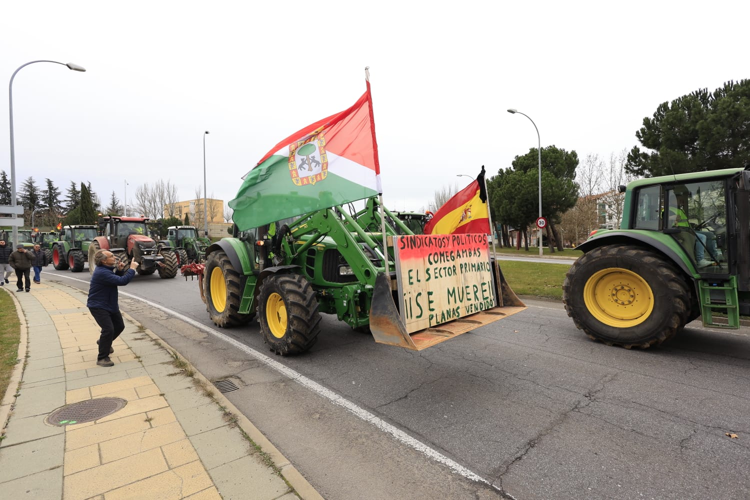 Las pancartas más destacadas de la tractorada en Salamanca