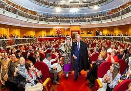 El Niño de la Capea se dirige al escenario de un teatro abarrotado.