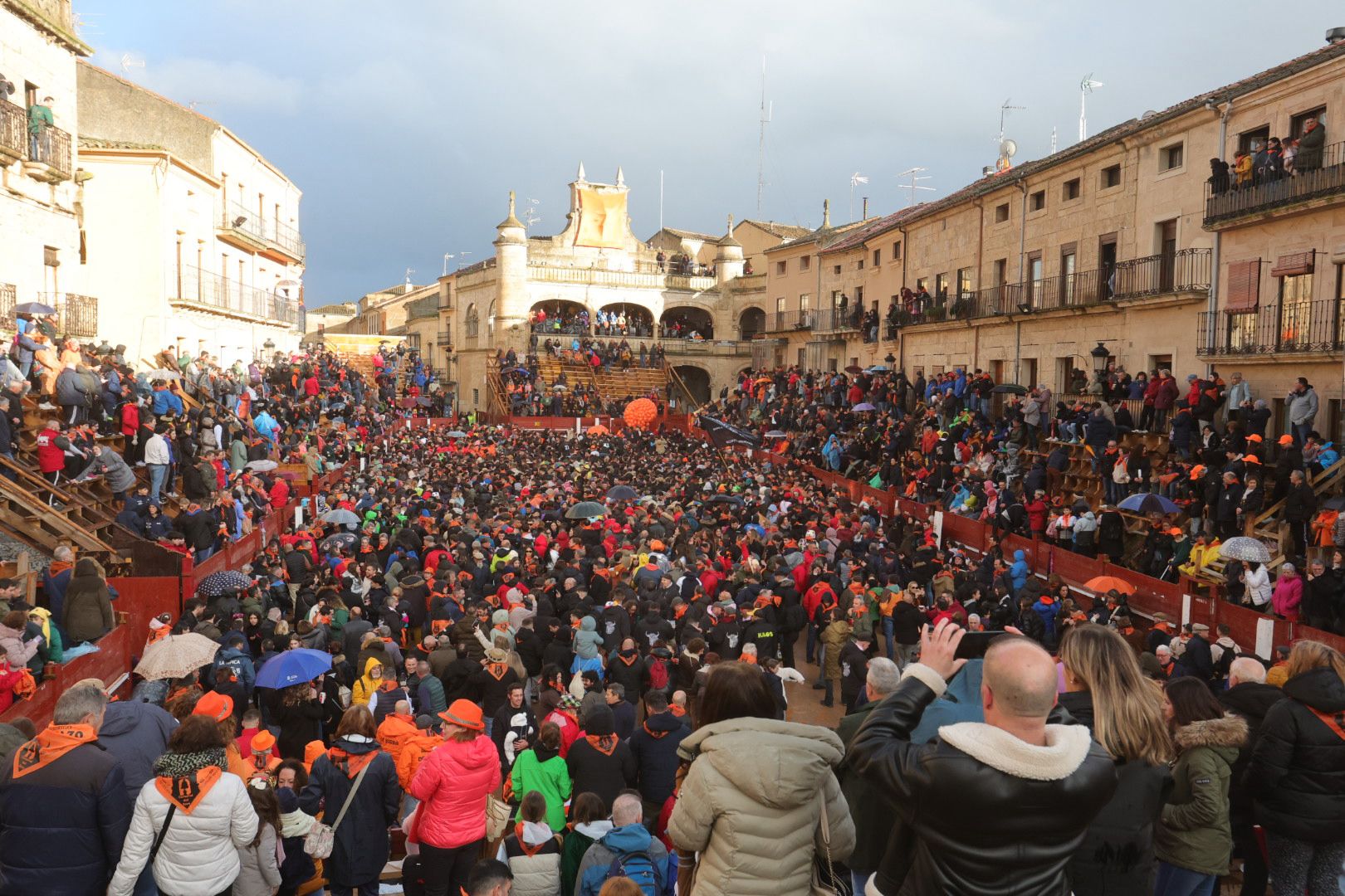 Ciudad Rodrigo estalla con el Carnaval del Toro y su 'Campanazo'