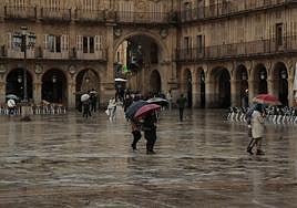 La Plaza Mayor de Salamanca un día de lluvia.