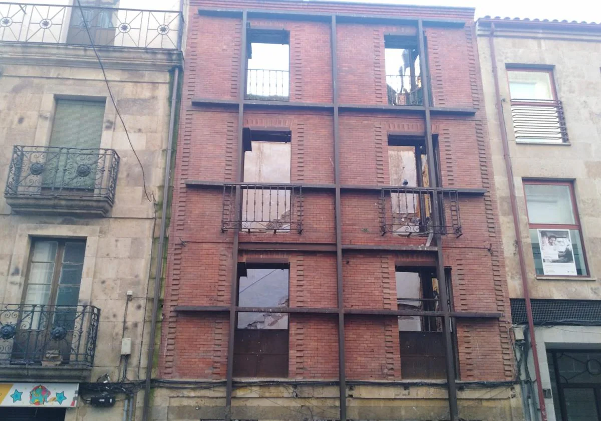 La fachada protegida, apuntalada, del número 5 de Portales de Camiñas.