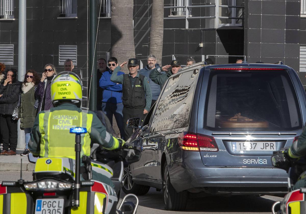 El cadáver de uno de los guardias civiles muertos en Barbate, escoltado por Salamanca camino de Pamplona