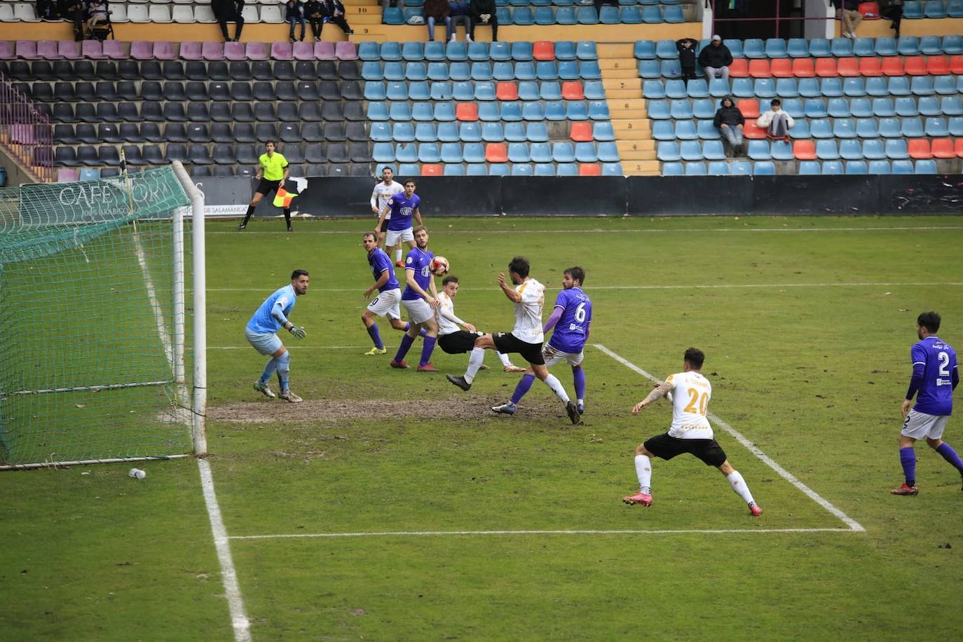 Tarde de barro y 0-0 en el Helmántico