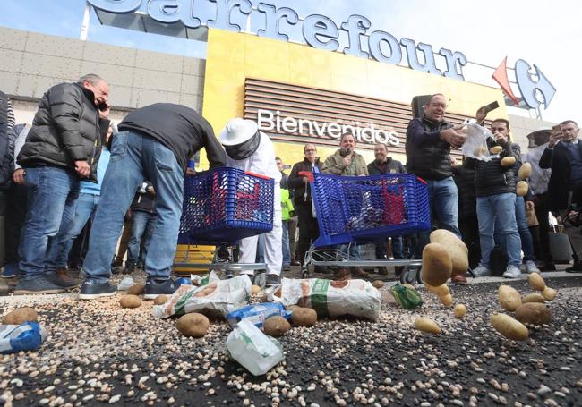 Los agricultores lanzan al suelo los productos comprados previamente.