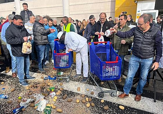 Tractores, agricultores y agentes de la Policía Nacional, en el aparcamiento de Carrefour.