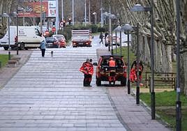 Una dotación de los bomberos de Salamanca, en la zona en la que se ha realizado la búsqueda.