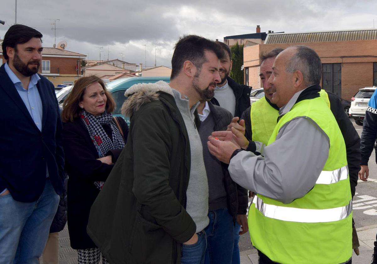 Tudanca atiende a los agricultores.