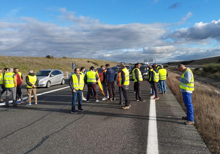 Los agricultores cortan la A-50 a su paso por Peñaranda.