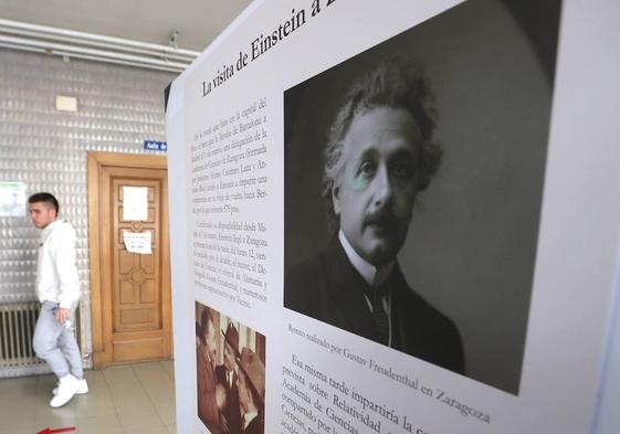 Cartel en la exposición de Albert Einstein.