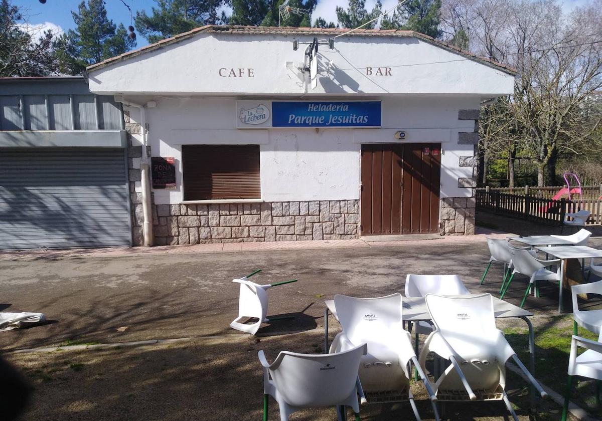 La cafetería del parque de los Jesuitas, cerradas este viernes y con la terraza montada.