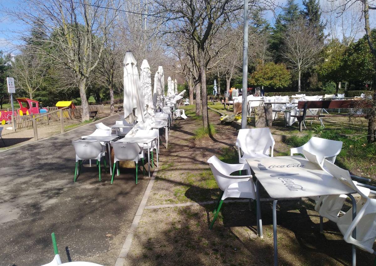 Imagen secundaria 1 - El local, ya clausurado, con la terraza todavía puesta y sin recoger.