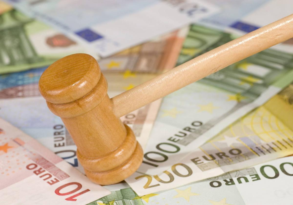 Maza y billetes de euro en una subasta.