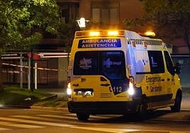 Una ambulancia por las calles de Salamanca.