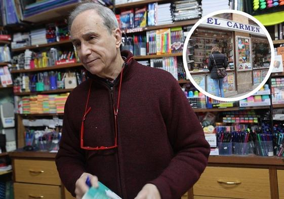 José Luis Delgado, propietario de la librería El Carmen; en el círculo, el comercio.