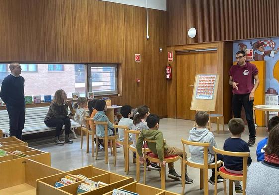Niños, en un aula, dentro de las actividades organizadas por el Ayuntamiento de Salamanca.