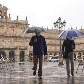 Dos personas pasean por la Plaza Mayor de Salamanca.