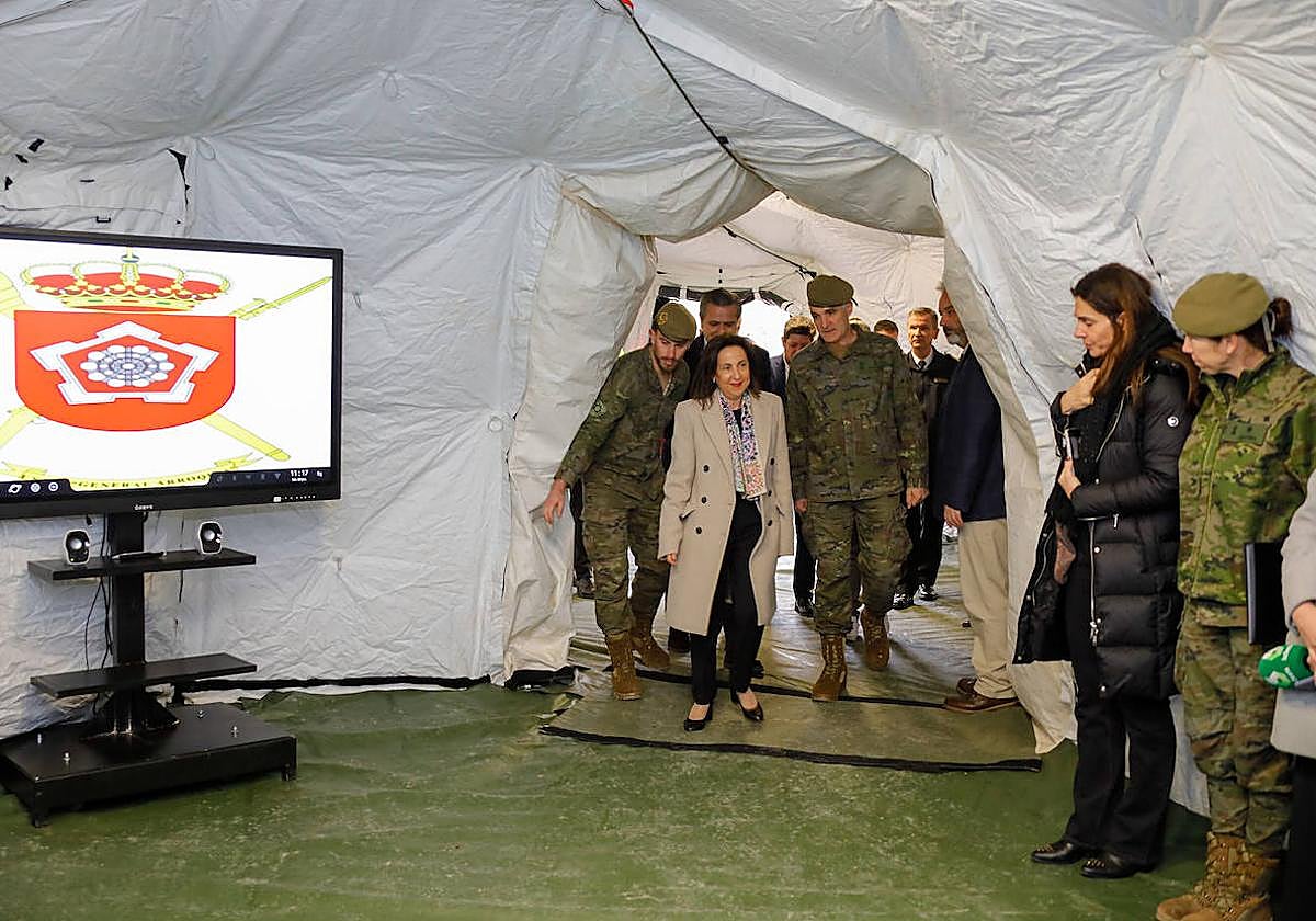 La ministra hace entrada en las instalaciones del Regimiento de Ingenieros en Aldea del Fresno esta mañana.