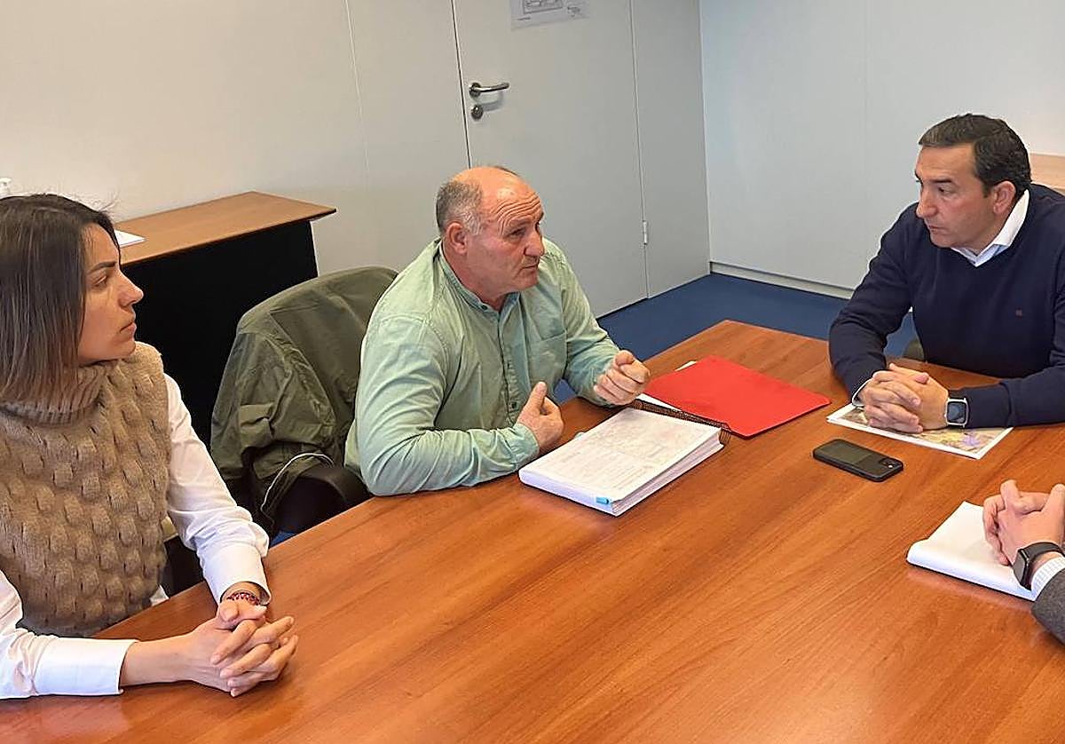 El delegado Territorial de la Junta en Salamanca, Eloy Ruiz, con el alcalde de Calvarrasa de Arriba, Julián Mateos.