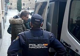 El acusado sube del furgón policial tras conocer el veredicto e la Audiencia Provincial