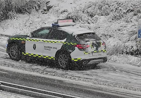 La Guardia Civil regula el tráfico en la A-66.