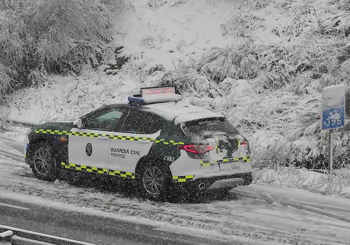 La Guardia Civil regula el tráfico en la A-66.