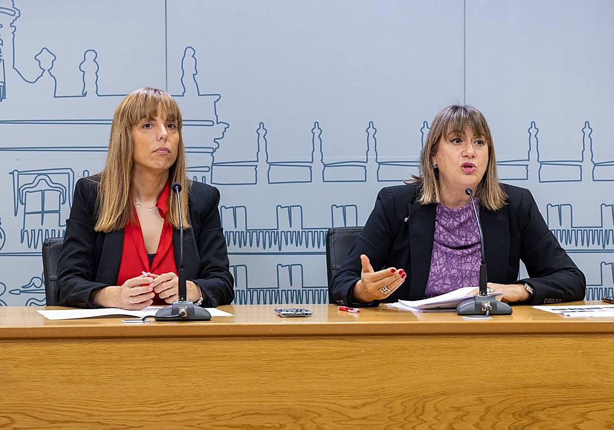 La viceportavoz socilista en el Ayuntamiento de Salamanca, María Sánchez (izda.), y la concejala María García.