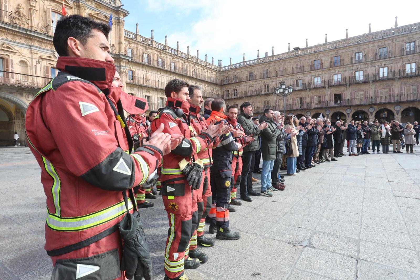 Salamanca rinde homenaje en un minuto de silencio a las víctimas del incendio de Valencia
