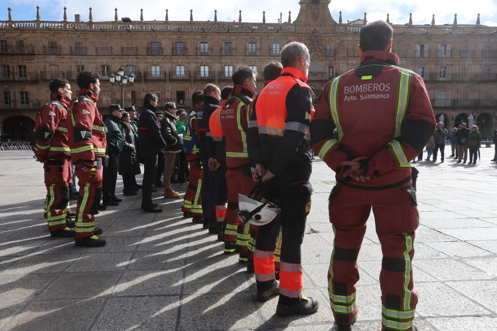 Salamanca rinde homenaje en un minuto de silencio a las víctimas del incendio de Valencia
