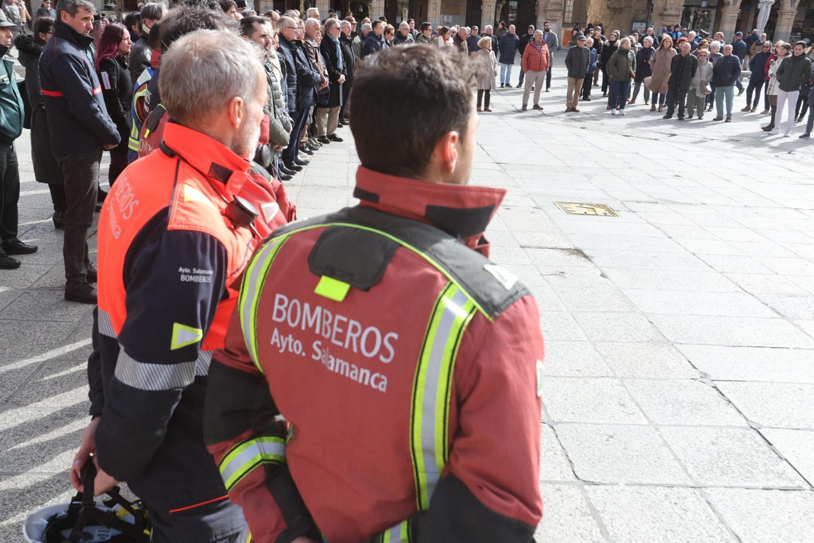 Salamanca rinde homenaje en un minuto de silencio a las víctimas del incendio de Valencia