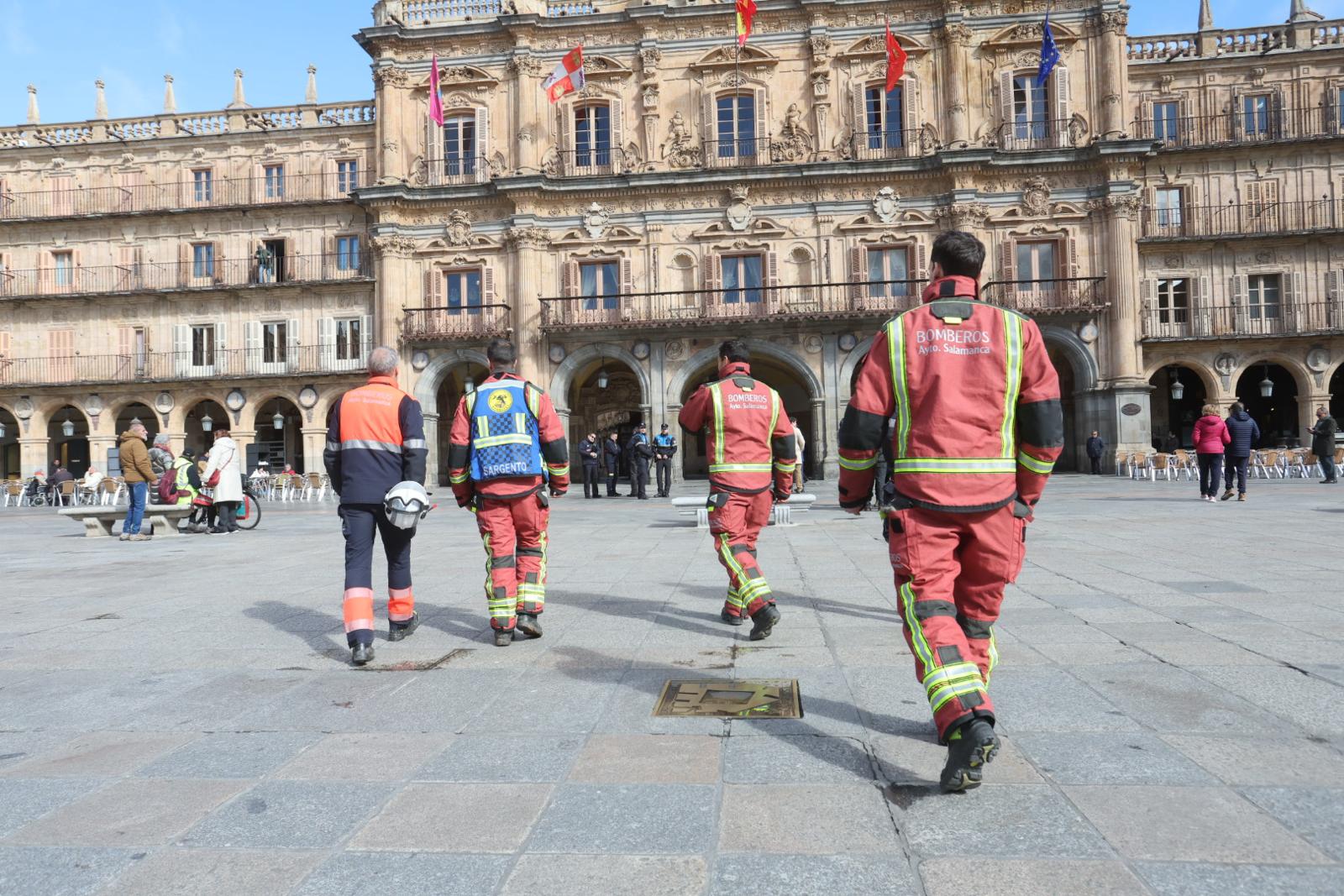 Salamanca rinde homenaje en un minuto de silencio a las víctimas del incendio de Valencia