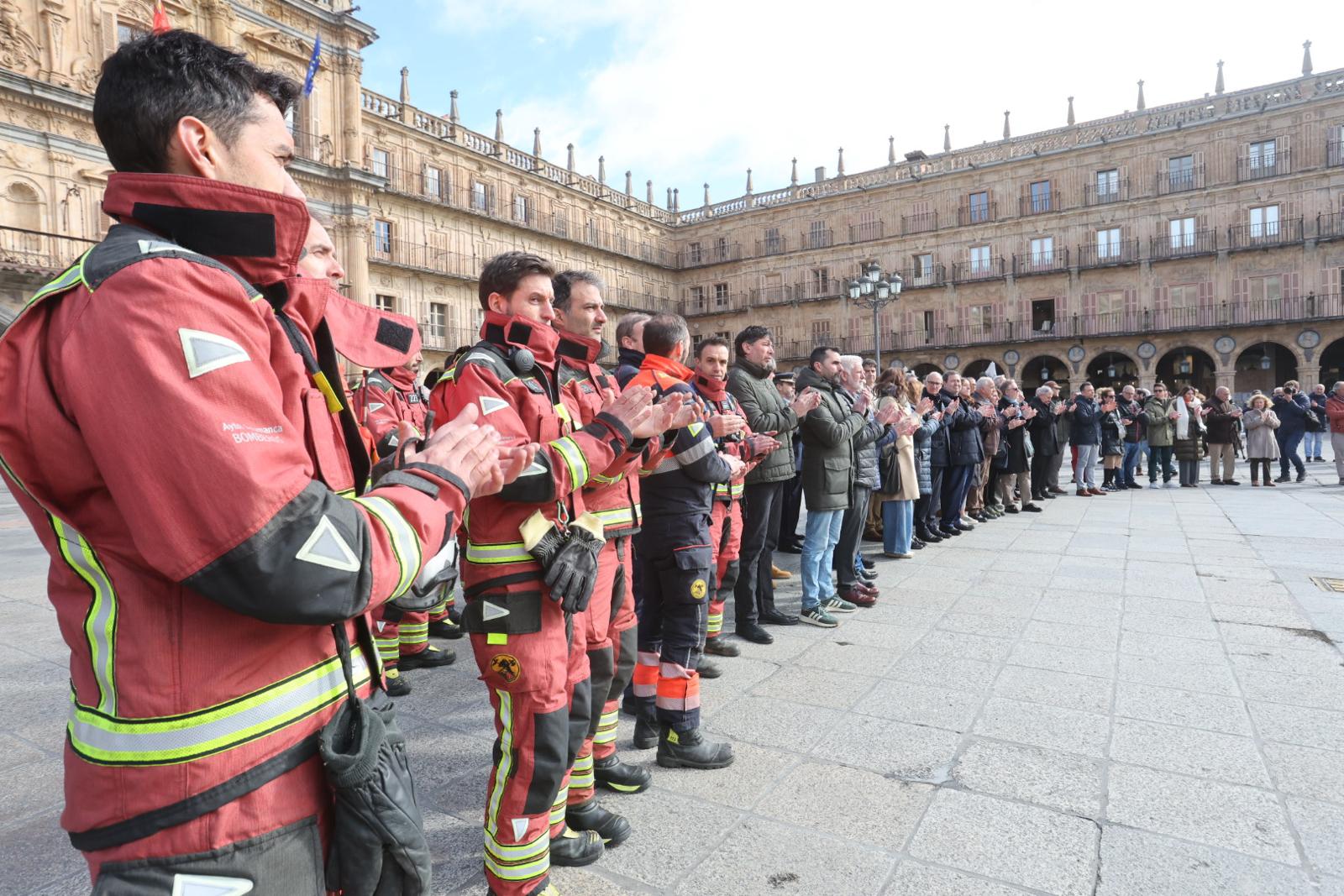 Salamanca rinde homenaje en un minuto de silencio a las víctimas del incendio de Valencia