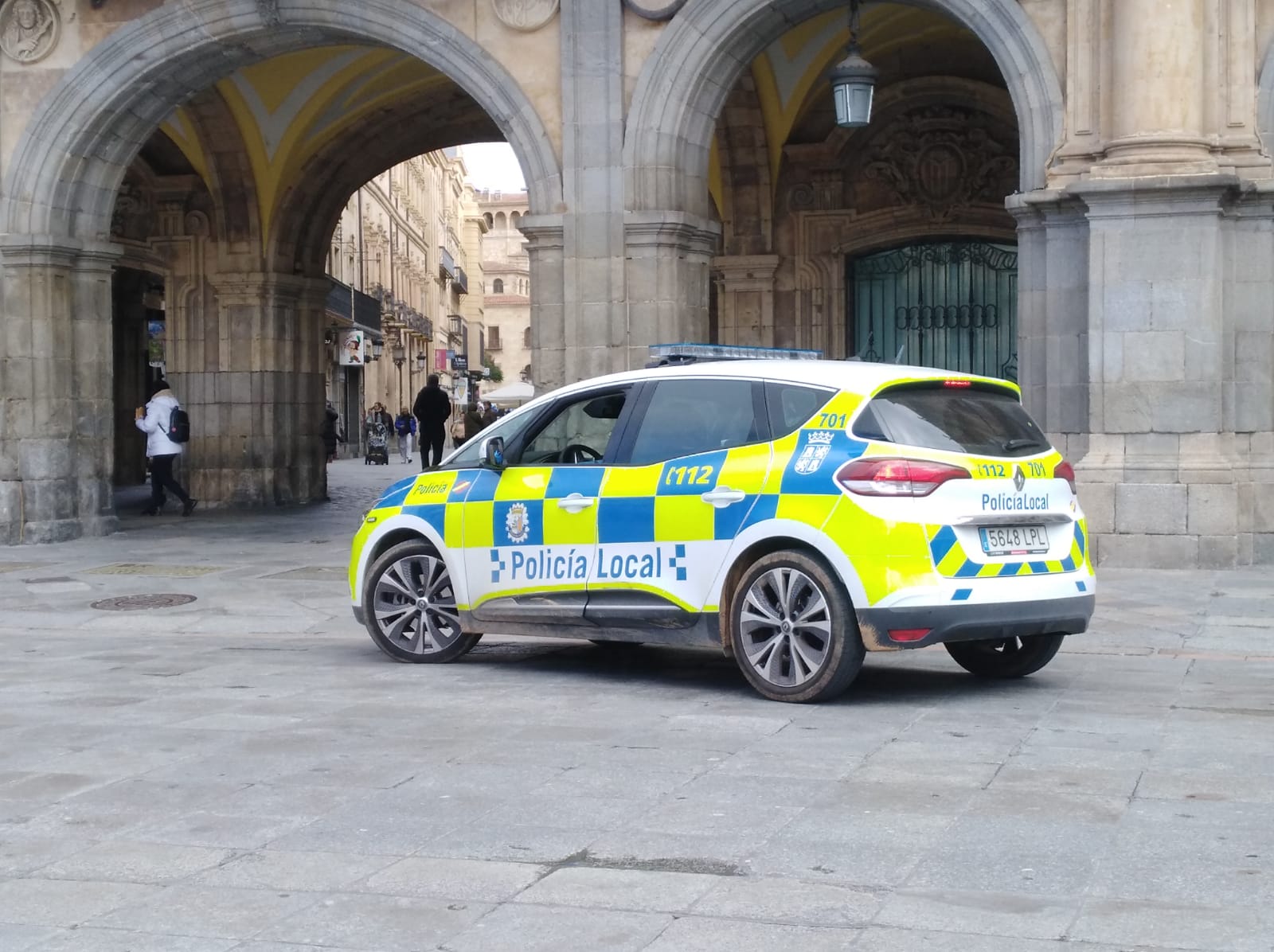 Patrulla de la Policía Local en la Plaza Mayor de Salamanca.