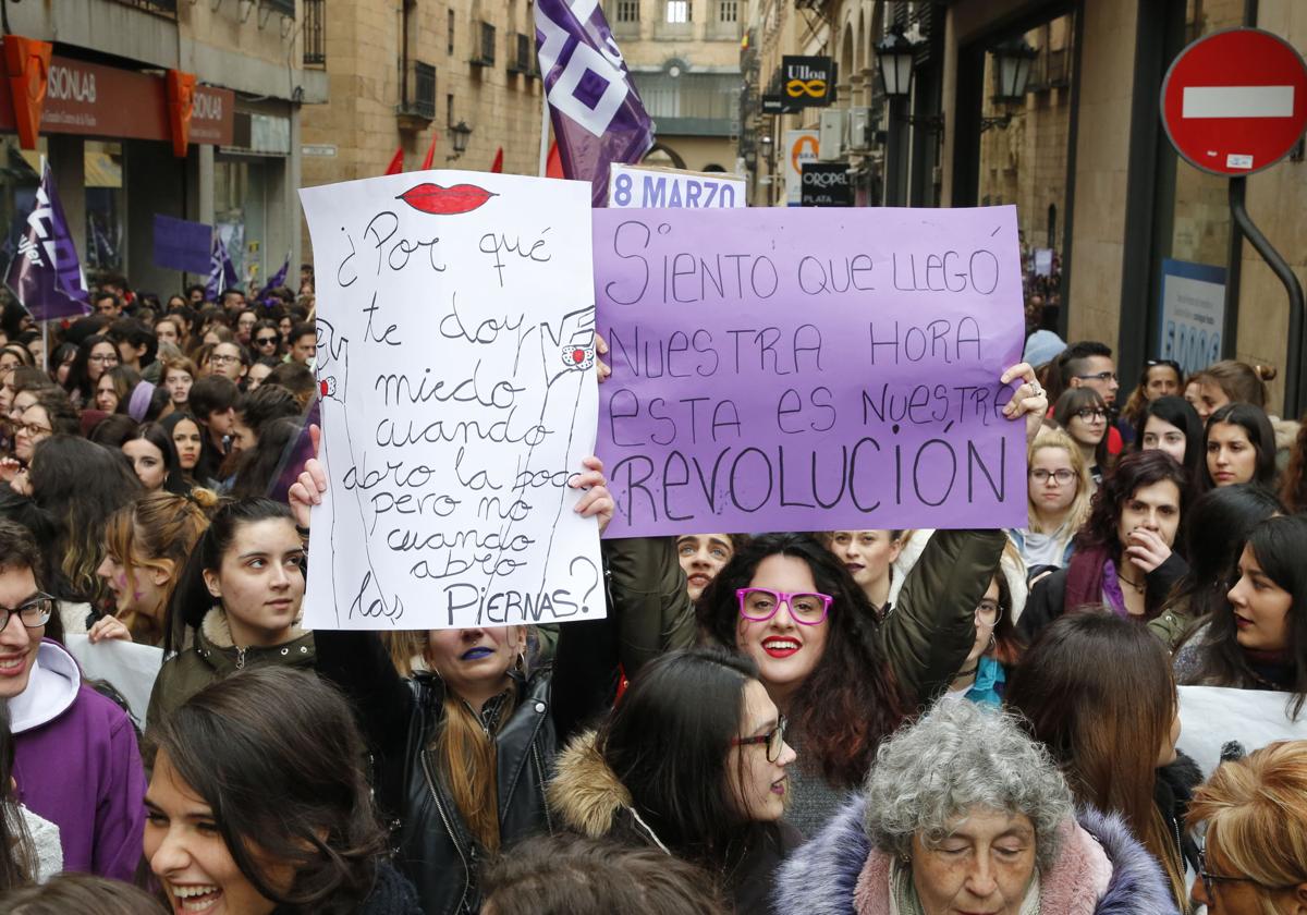 Foto de archivo de varias jóvenes mostrando sus carteles en la manifestación del 8M en Salamanca