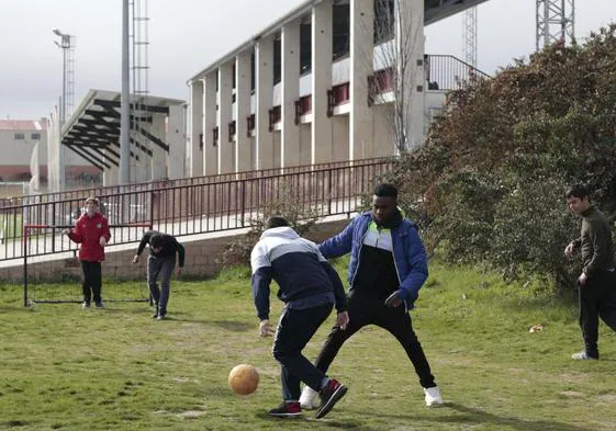 Alumnos del Centro de Educación Especial del Reina Sofía juegan al fútbol durante el recreo