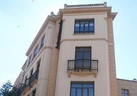 El edificio que se va a reformar en la Isla de la Rúa.