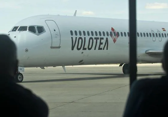 Dos personas esperan al llegada de un vuelo de Volotea.