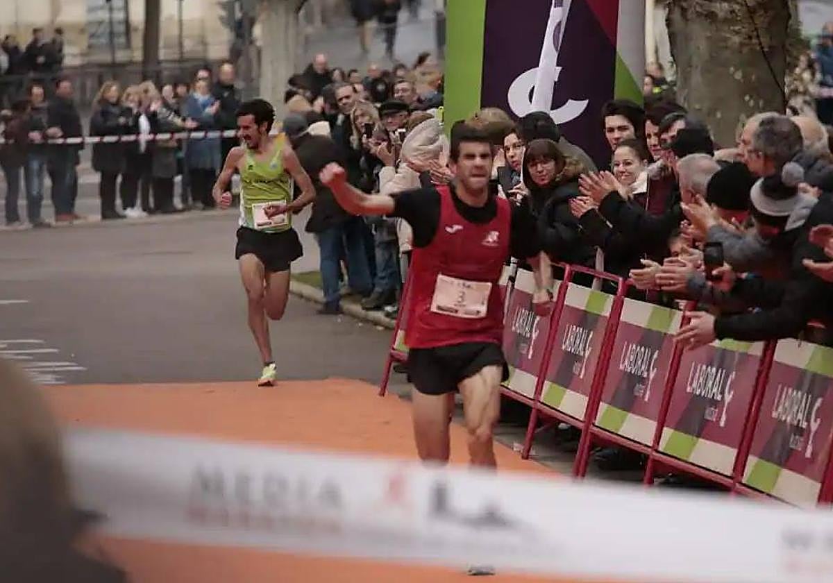 Javier Alves entra ganador en la meta en 2023 por delante de Dani Sanz.