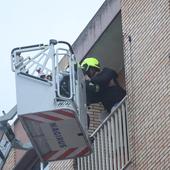 Rescate en un edificio en llamas en Salamanca en un incendio provocado por una bici eléctrica