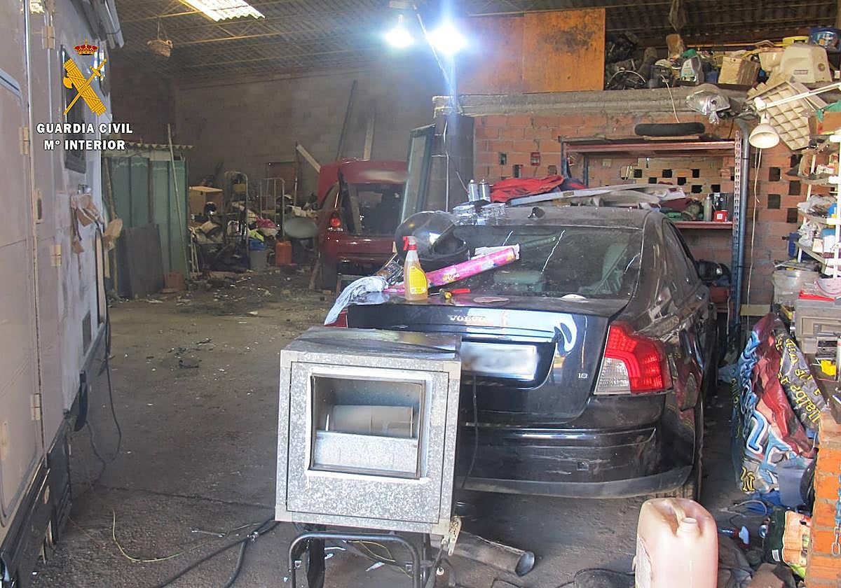 Desmantelan un taller clandestino de reparación de vehículos en un pueblo de Salamanca