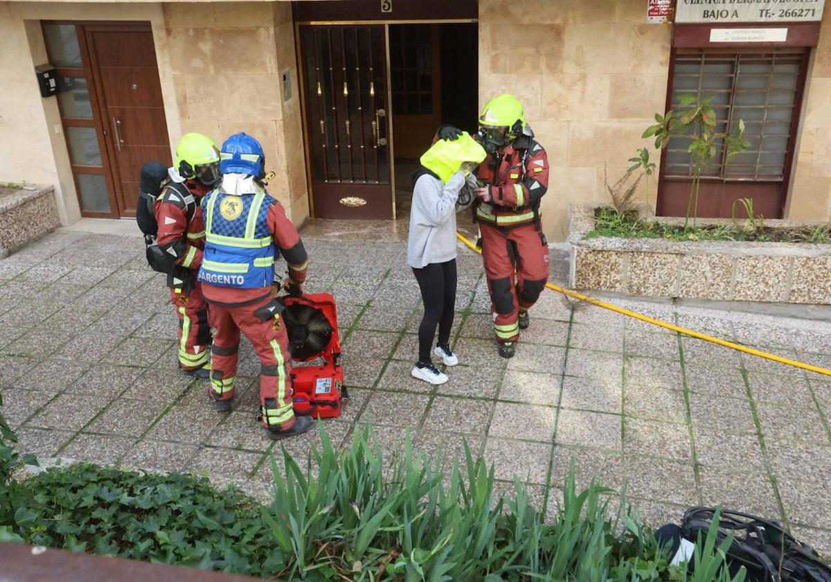 Siete afectados, entre ellos un bebé de un mes, en el incendio de un edificio de Salamanca