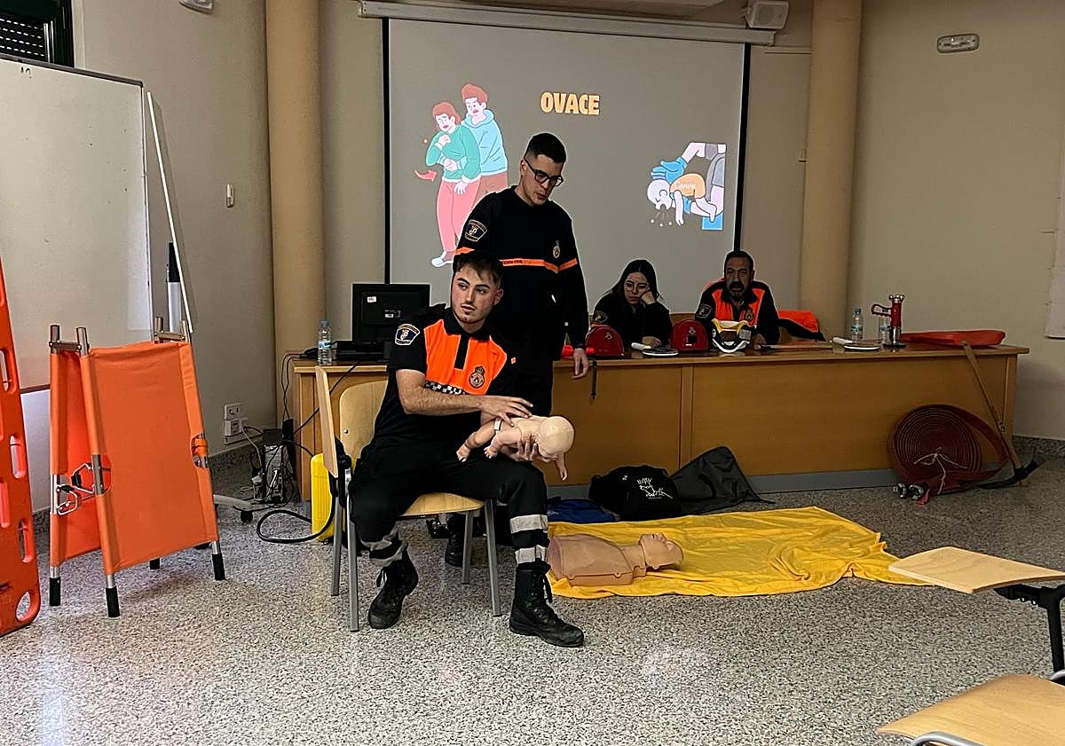 Imagen principal - Algunas fotos de la primera jornada de talleres.