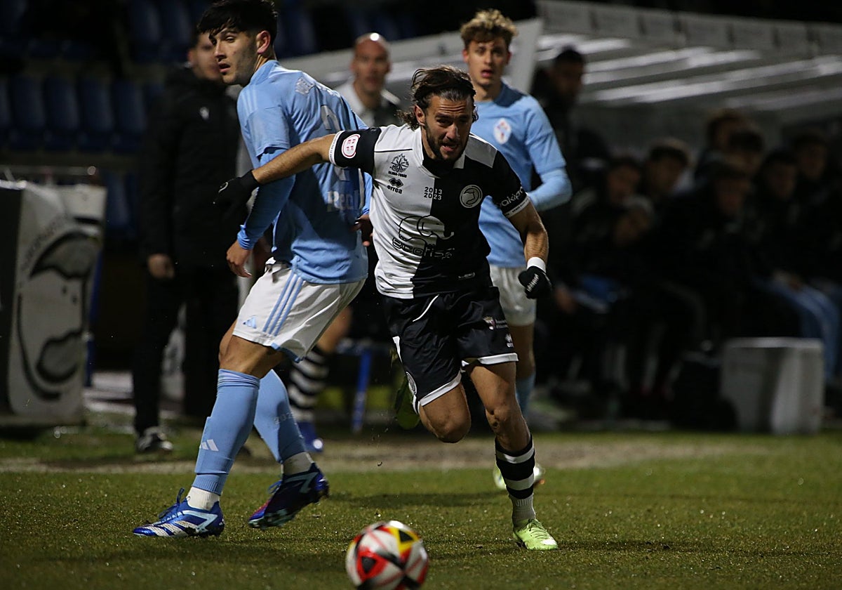 Mario Losada esprinta durante el partido ante el Celta B
