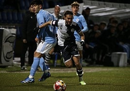 Mario Losada esprinta durante el partido ante el Celta B