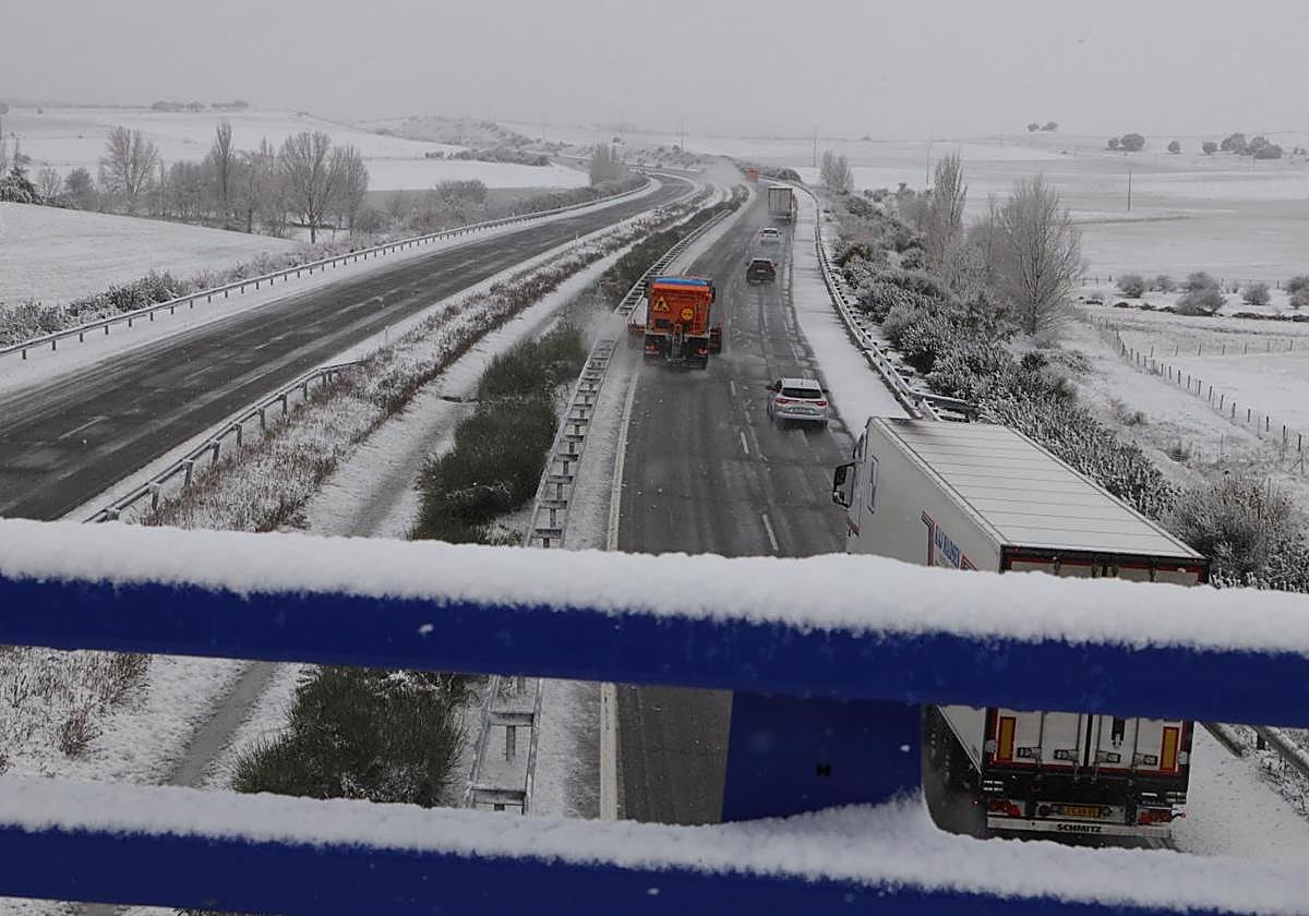Una de las autovías que pasa por Salamanca nevada este pasado sábado.