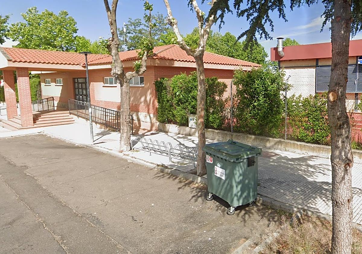 Piscina de Cabrerizos y el bar anexo.