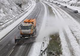 Quitanieves por una carretera de Salamanca.